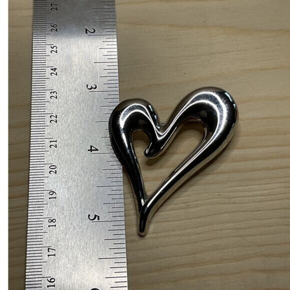 Silver Tone Heart Shaped Brooch Pin Elegant Design - Picture 3 of 3